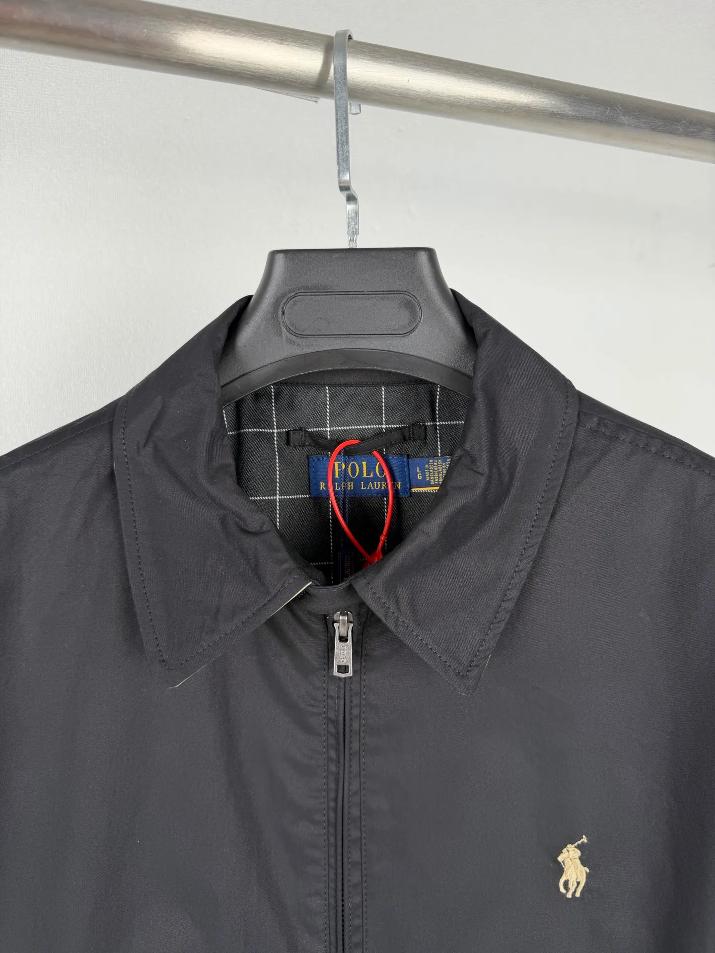 Ralph Lauren/Ralph Lauren embroidered zipper jacket. Customized cotton double-strand elegant fabric. Soft and silky. Comfortable against the skin. Uses pure black as the base color. A touch of light Gold pony mark embroidery is embellished on the chest. It is even more dazzling because of the black background. It is low-key and powerful. Subtle gloss changes inject breathing and vitality into the Black jacket. Outline the high-end silhouette with extreme simplicity. Show your taste in silence. Style guide. Universal adaptability. Process 1: Adopt imported machine embroidery technology and use advanced computer control systems and precision mechanical components to achieve the iconic pony embroidery operation with high precision and smooth and delicate lines. Process 2: Template machine bag opening. The preset template guides the position, shape and size of the bag opening. The accuracy ensures the quality of the bag opening effect. Process 3: Infrared positioning cutting machine uses infrared emitters and infrared receivers to achieve precise positioning of materials. The accuracy can reach the micron level, thereby meeting the effect of high-precision cutting of plaid alignment. Process 4: The fabrics have been carefully washed and have a better hand feel. Not easy to deform, not easy to shrink, not easy to fade, and maintain long-term beauty. Accessories: Customized 1:1 Ralph Lauren shell buckle, Customized 1:1 Ralph Lauren zipper, Customized 1:1 Ralph Lauren trademark. Version: Loose version Size: S M L XL